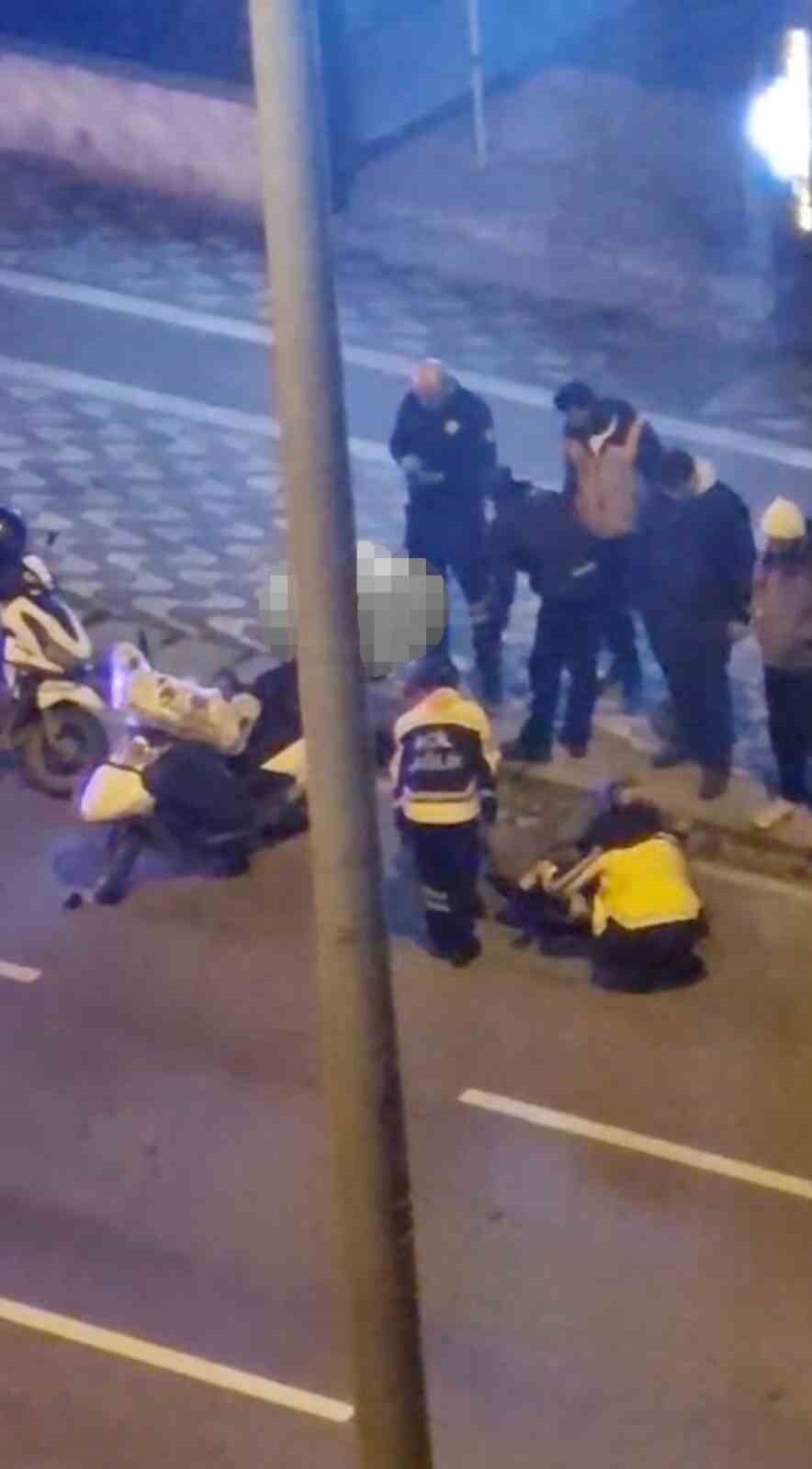 ESKİŞEHİR'DE SEYİR HALİNDEYKEN MOTOSİKLETTEN DÜŞEREK YARALANAN KURYE HASTANEYE KALDIRILDI.