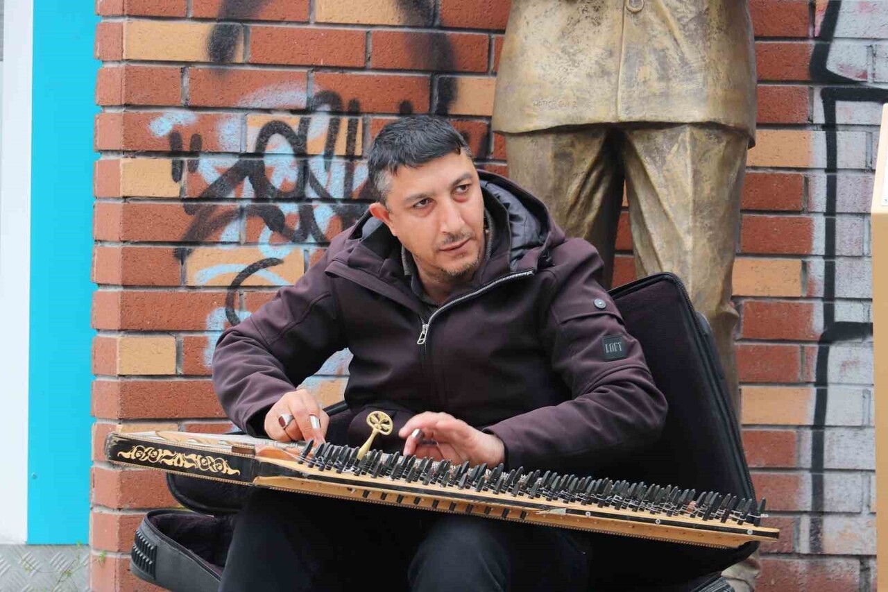 ESKİŞEHİR'DE SOKAKTA KANUN ÇALAN SANATÇI, HAVA SICAKLIKLARI DÜŞMESİNE RAĞMEN VATANDAŞLARI SANATLA...