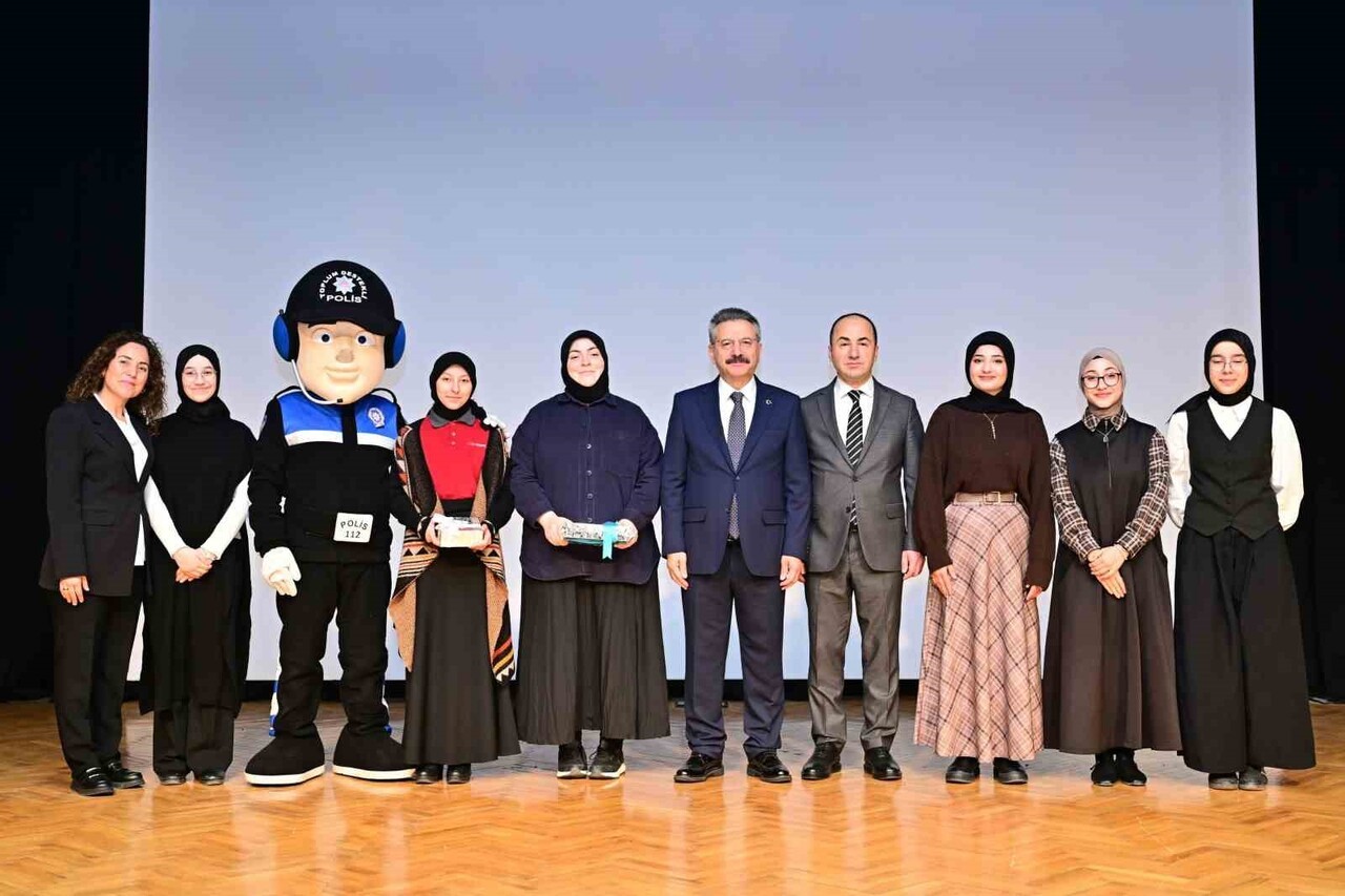 ESKİŞEHİR'DE TEKNOLOJİYİ ABARTMA, GELECEĞİNİ KARARTMA-2 PROJESİ'NİN KAPANIŞ PROGRAMINDA KONUŞAN...