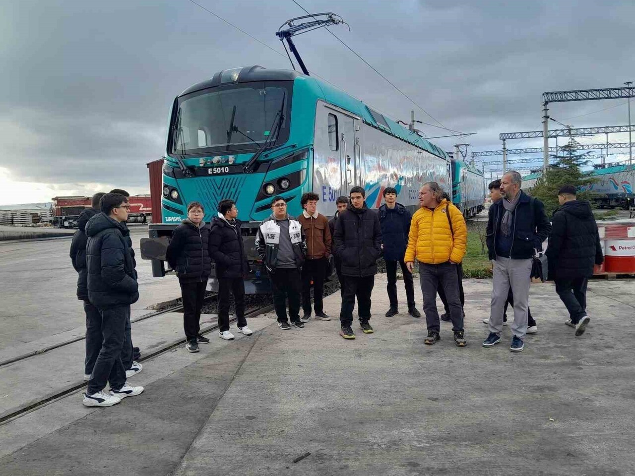 ESKİŞEHİR'DE TUTUM, YATIRIM VE TÜRK MALLARI HAFTASI KAPSAMINDA MESLEK LİSESİ ÖĞRENCİLERİ, YERLİ VE...
