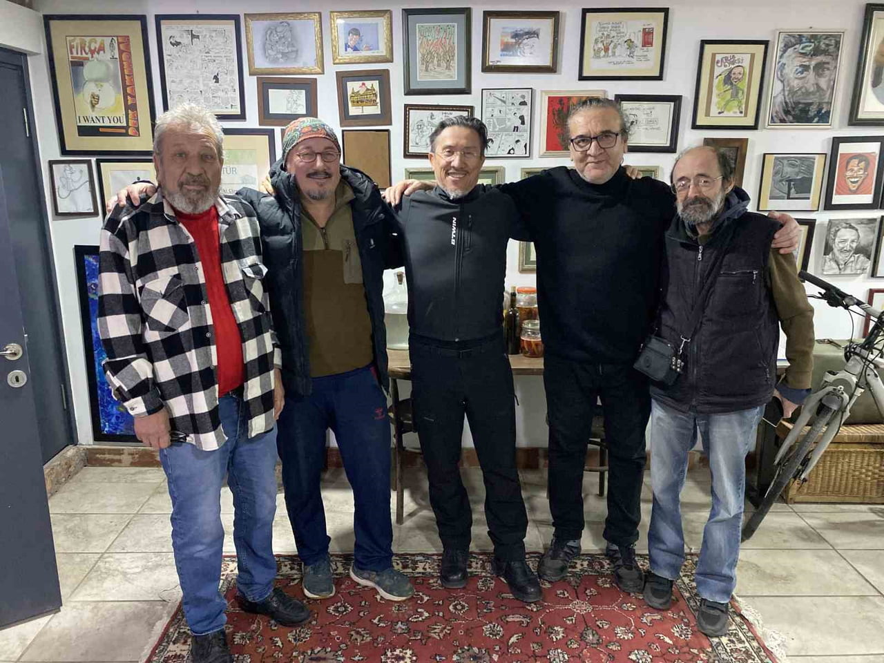 ESKİŞEHİR'DE YAKLAŞIK 40 YILDIR ARKADAŞ OLAN BİR GRUP KARİKATÜRİST, HALA DÜZENLİ OLARAK GÖRÜŞEREK...