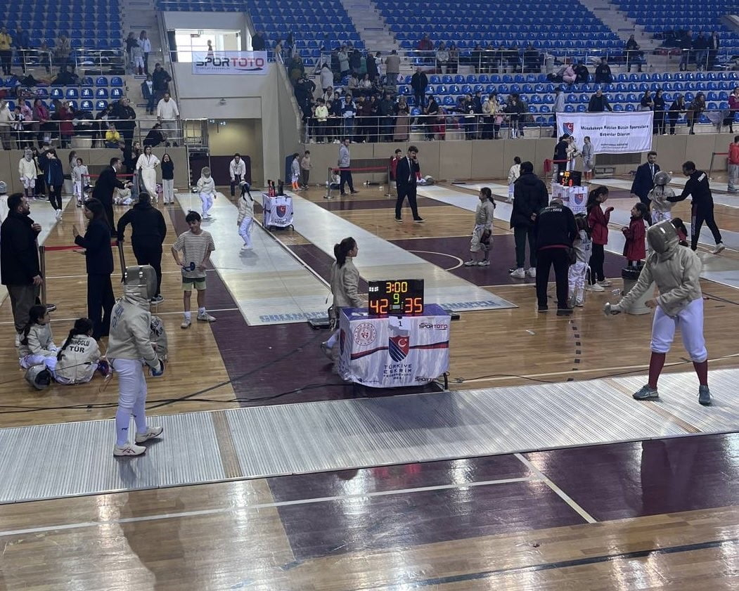 ESKİŞEHİR'DE YAKLAŞIK 700 SPORCUNUN KATILIMIYLA GERÇEKLEŞTİRİLEN ESKRİM KILIÇ TÜRKİYE KUPASI...