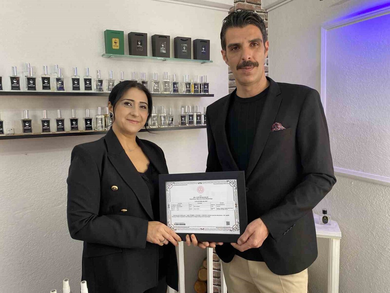 ESKİŞEHİR'DE YAŞAYAN 2 ÇOCUK ANNESİ TUĞBA GÖKMEN, İZLEDİĞİ BİR FİLMDEN ETKİLENEREK TEPEBAŞI AİLE...