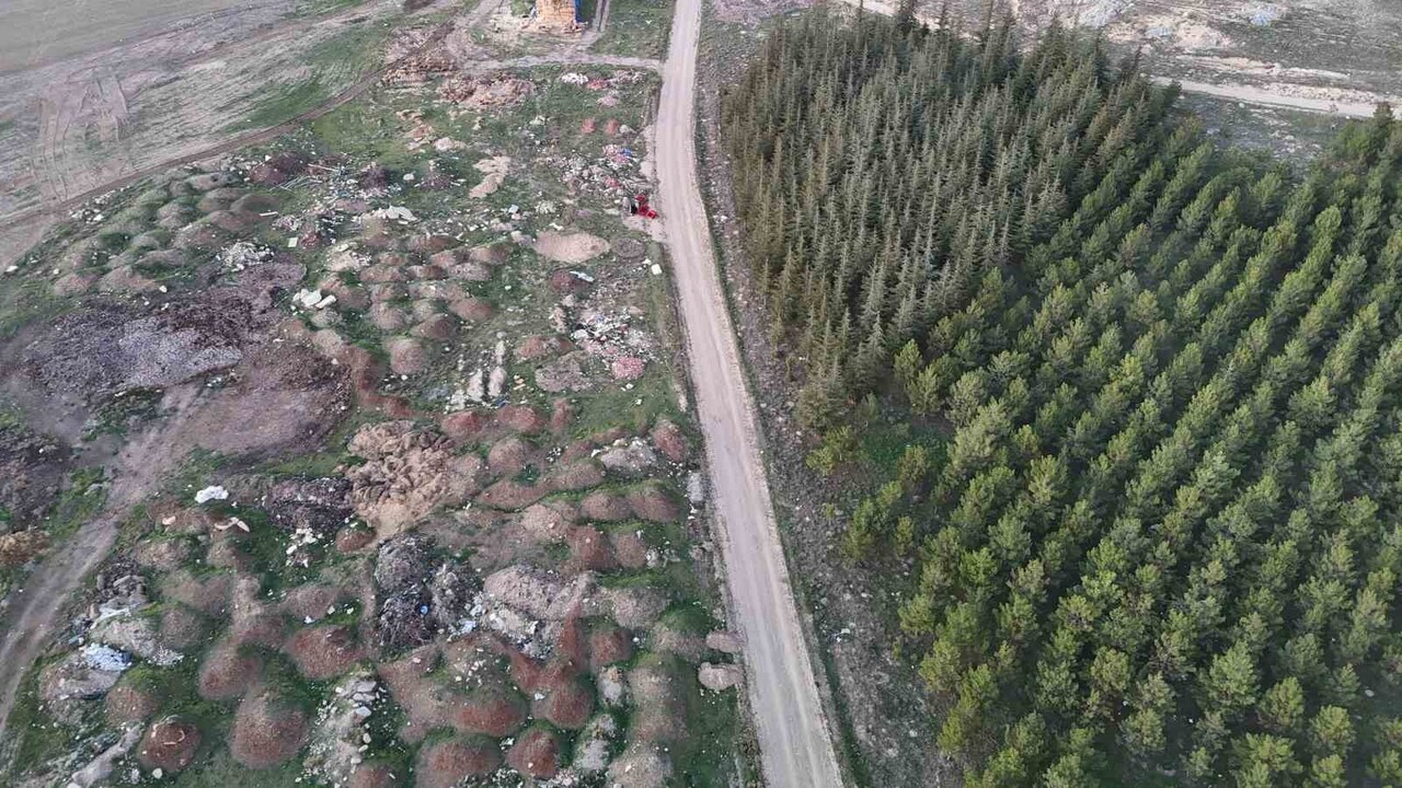 ESKİŞEHİR'DEKİ BİR MERA BÖLGESİ, DUYARSIZ SÜRÜCÜLERİN VE GERİ DÖNÜŞÜM ÜCRETİ ÖDEMEK İSTEMEYENLERİN...