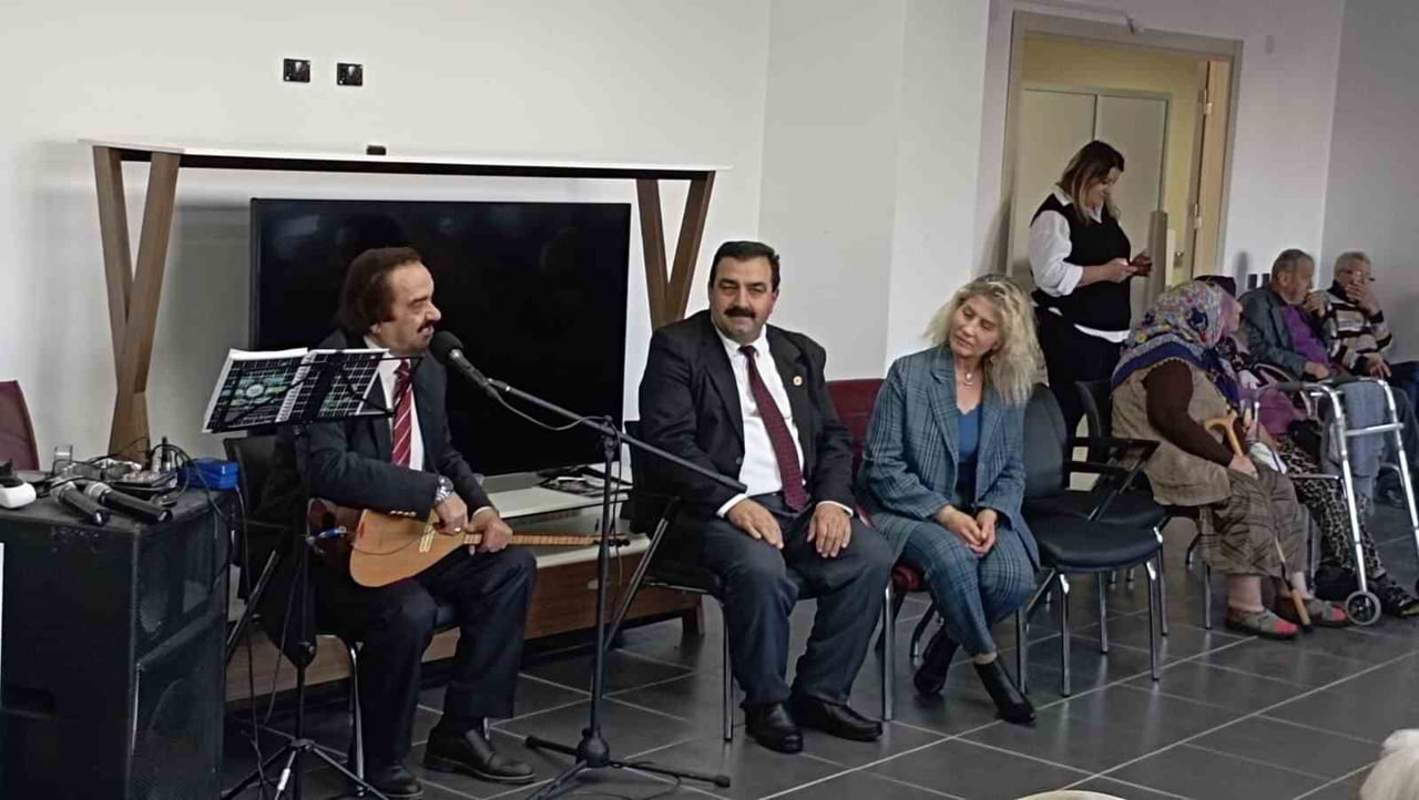 ESKİŞEHİR'DEKİ FETHİ YILMAZ SEZER HUZUREVİ SAKİNLERİ, DÜZENLENEN ÖZEL ETKİNLİKTE SANATÇI YAŞAR...