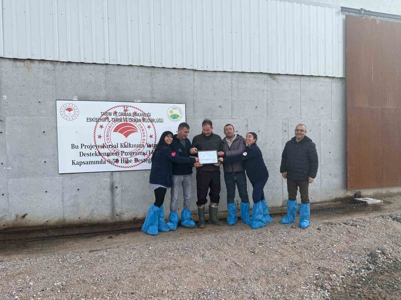 ESKİŞEHİR'İN MAHMUDİYE İLÇESİ'NİN İLK HAYVANCILIK İŞLETMESİ OLMAYA HAK KAZANAN YERİN SAHİBİNE...