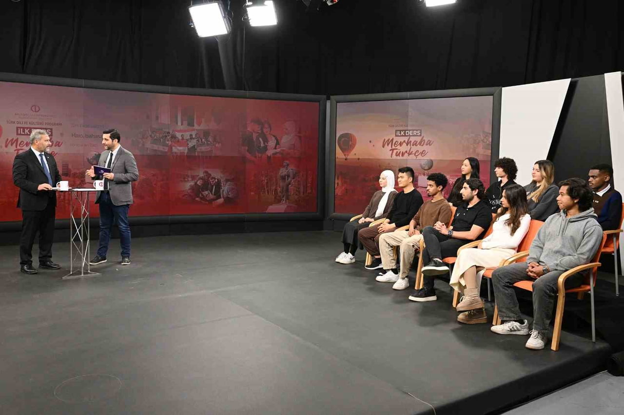 ESKİŞEHİR ANADOLU ÜNİVERSİTESİ REKTÖRÜ PROF. DR. YUSUF ADIGÜZEL, AÇIKÖĞRETİM FAKÜLTESİ BÜNYESİNDE...