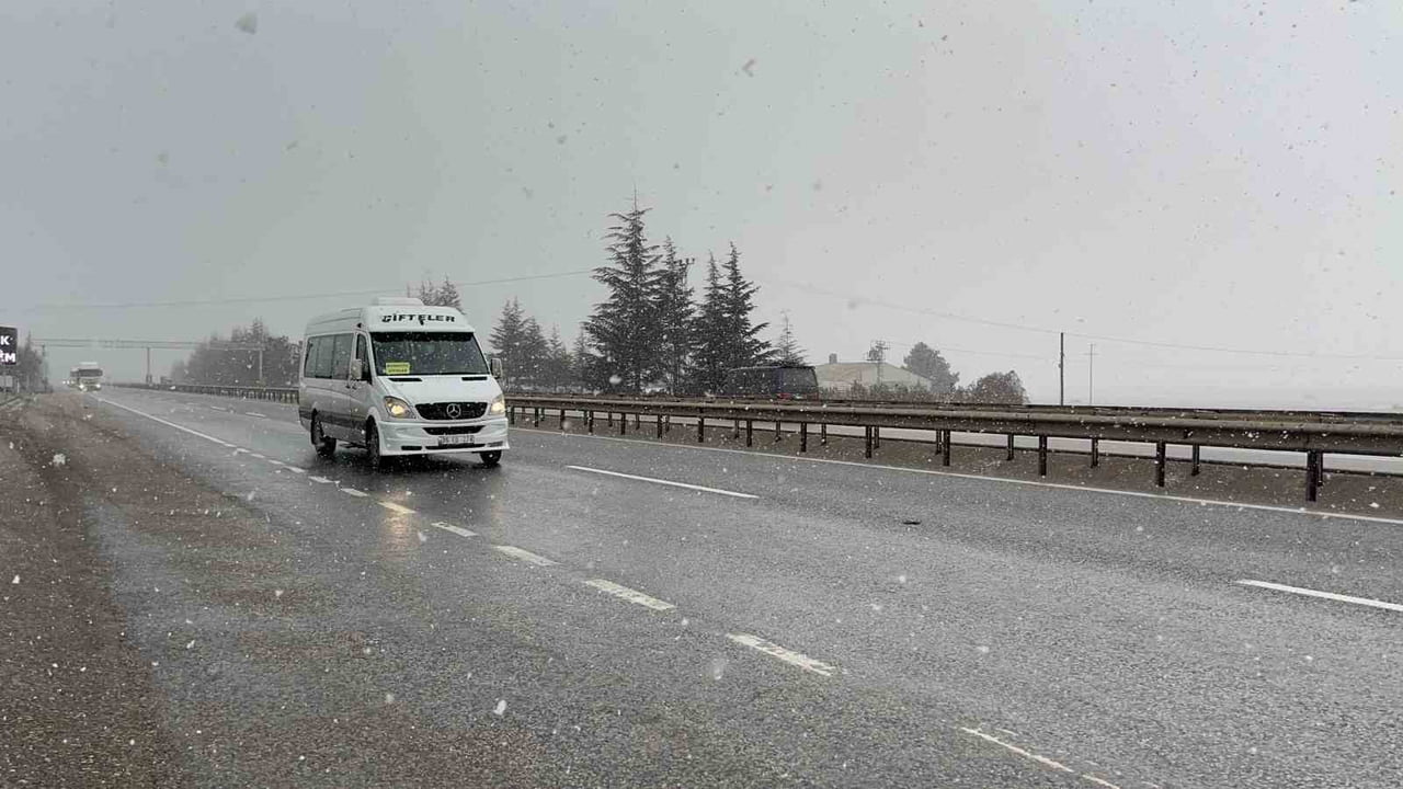 ESKİŞEHİR - ANKARA KARAYOLU ANİDEN BASTIRAN YOĞUN TİPİ VE SİSİN ETKİSİ ALTINA GİRERKEN OLUŞAN BU...