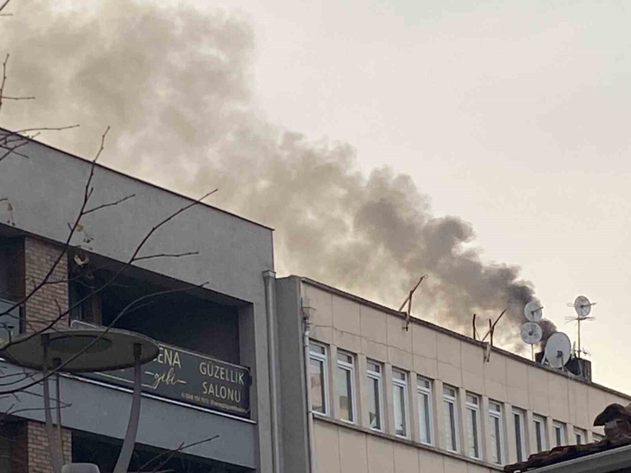 ESKİŞEHİR’DE BİR İŞ HANINDA BULUNAN KÖMÜR KAZANINDAN ÇIKAN VE HAVA KALİTESİNİ DÜŞÜREN DUMANDAN...