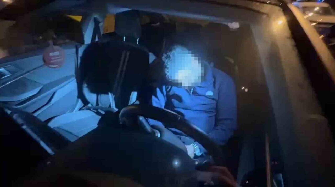 ESKİŞEHİR’DE DİREKSİYON BAŞINDA SIZDIKTAN SONRA PARK HALİNDEKİ ARACA ÇARPAN SÜRÜCÜ UYANDIRAMAYAN...