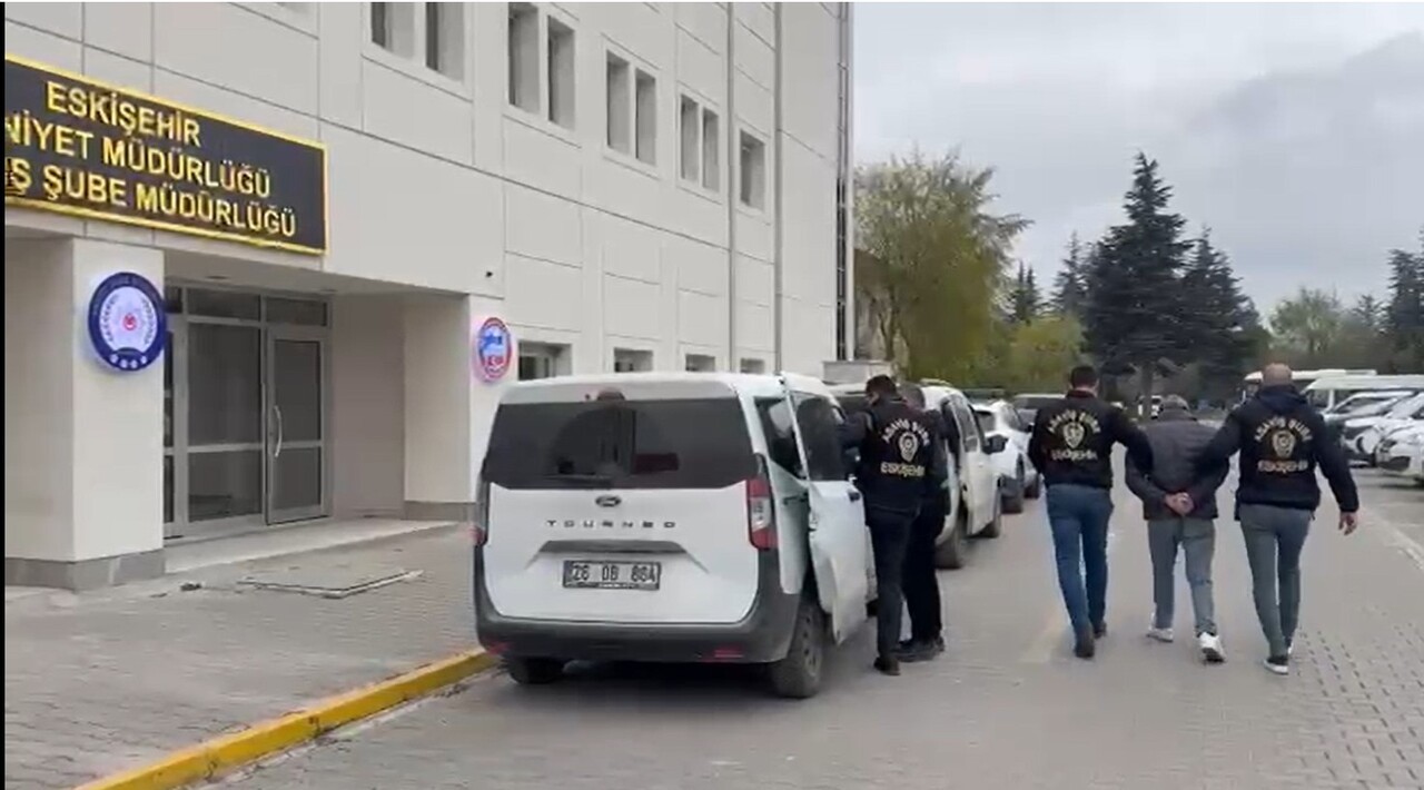 ESKİŞEHİR’DE İKİ YAŞLI VATANDAŞI DARP ETTİKTEN SONRA ALTIN BİLEZİĞİ ÇALAN ŞAHIS...