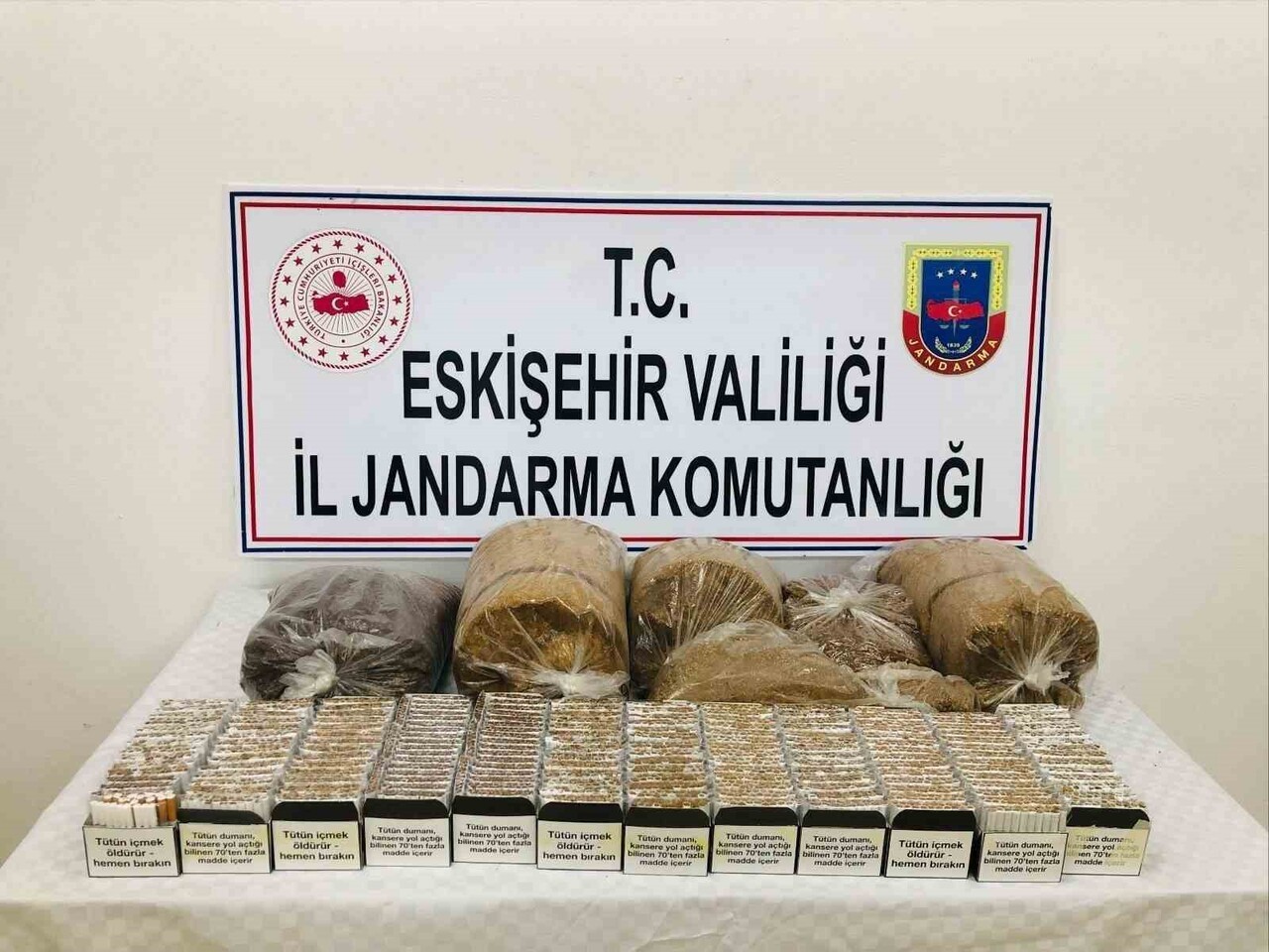 ESKİŞEHİR’DE JANDARMA EKİPLERİNCE YAPILAN ÇALIŞMALARDA KAÇAK TÜTÜN VE CEP TELEFONU SATIŞI YAPMAYA...