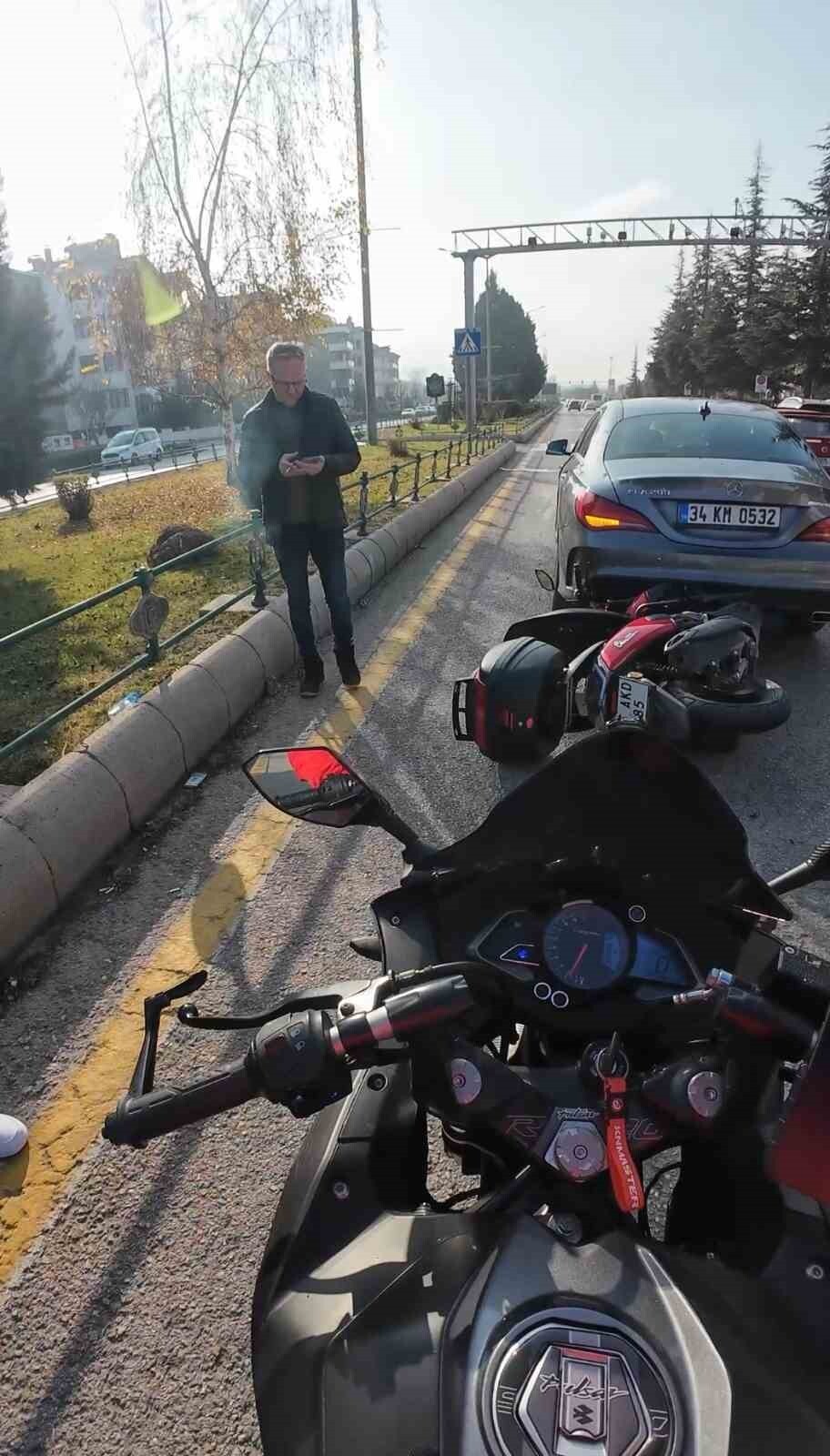 ESKİŞEHİR’DE KAZA SONRASI ARACIN ALTINA SIKIŞAN SCOOTER, ORADAN GEÇEN MOTOSİKLET SÜRÜCÜSÜNÜN...