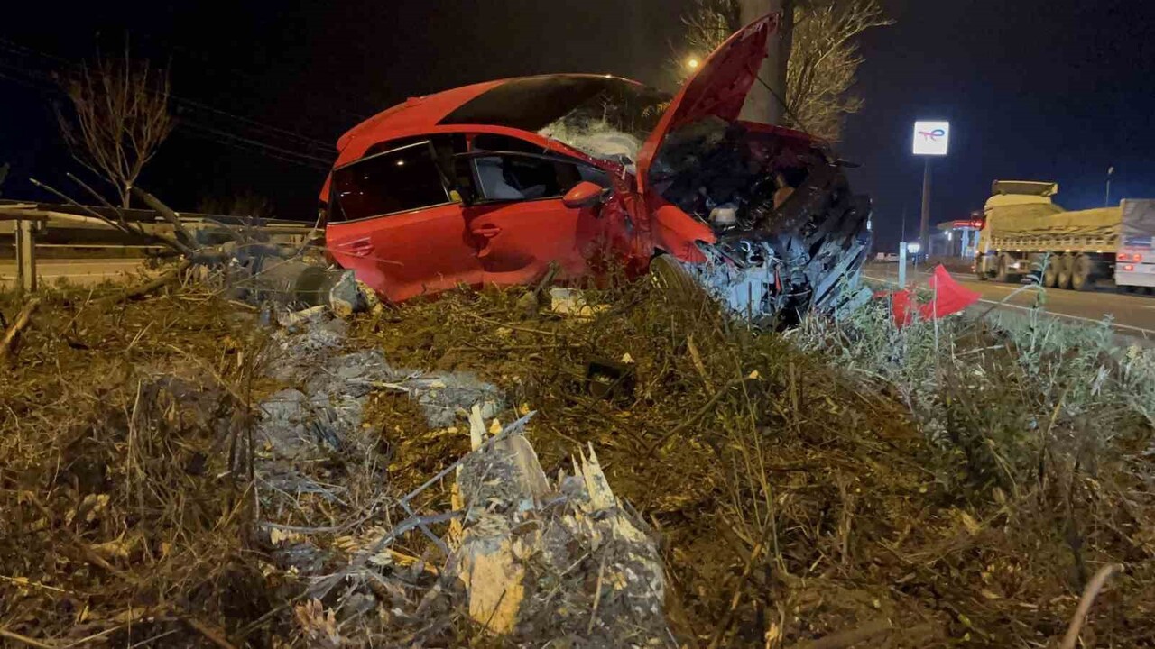 ESKİŞEHİR’DE KONTROLDEN ÇIKAN OTOMOBİL ORTA REFÜJDEKİ BİR AĞACI DEVİRİP DİĞERİNİN ÜZERİNE ÇIKARAK...