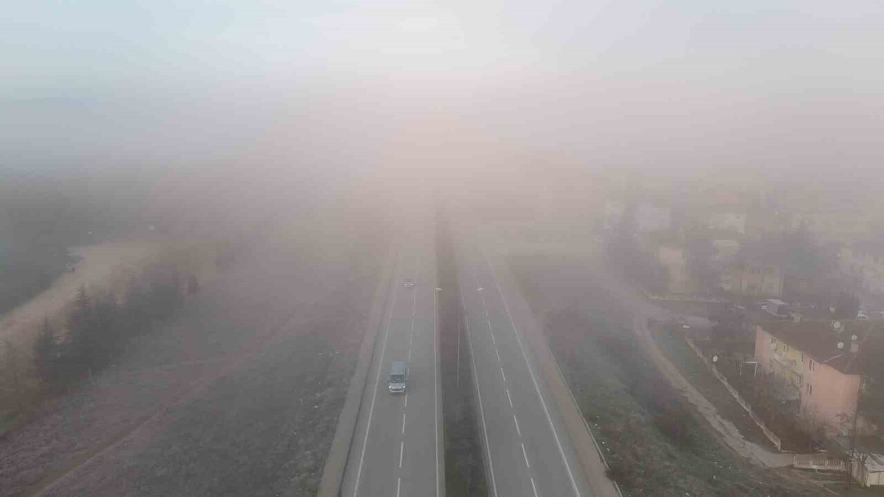 ESKİŞEHİR’DE SABAH SAATLERİNDE ETKİLİ OLAN SİS DRON İLE HAVADAN GÖRÜNTÜLENİRKEN, KENTİN BEYAZ BİR...