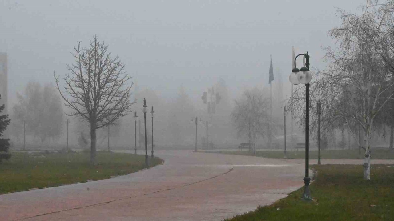 ESKİŞEHİR’DE SABAH SAATLERİNDE ŞEHRİN YÜKSEK KESİMLERİNDE ETKİLİ OLAN SİS KAMERALARA...