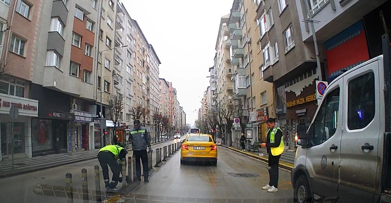 ESKİŞEHİR’DE TARTIŞMALARA KONU OLAN MUSTAFA KEMAL ATATÜRK CADDESİ’NE ÇAKILAN BAZI DUBALARIN AYLAR...