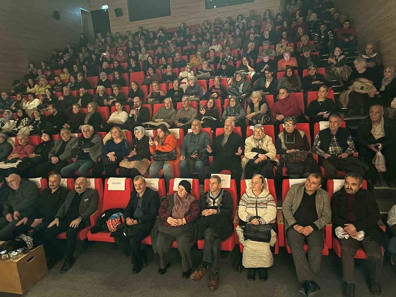 ESKİŞEHİR’DE ‘TÜRKÜLERLE ISINAN GECE’ ‘TÜRK HALK MÜZİĞİ KONSERİ’ YOĞUN İLGİ GÖRDÜ. KONSERİ İZLEYEN...