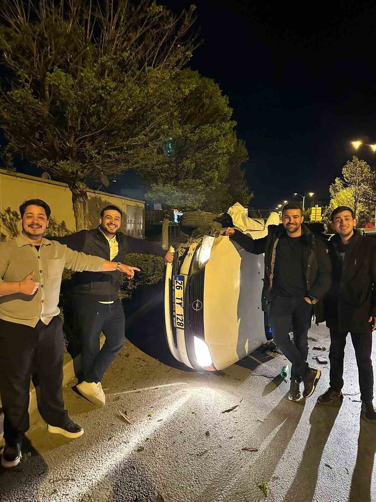 ESKİŞEHİR’DE YAN YATAN ARACI GÖREN BİR GRUP GENÇ, KAZALI OTOMOBİLLE HATIRA FOTOĞRAFI...