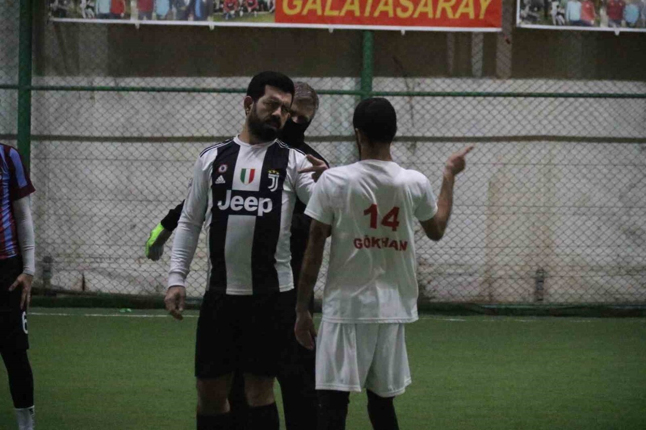 ESKİŞEHİR’DE YAŞAYAN BİR GRUP İŞİTME ENGELLİ BİREYİN YAPTIĞI HALI SAHA MAÇLARI İŞARET DİLİ İLE MAÇ...