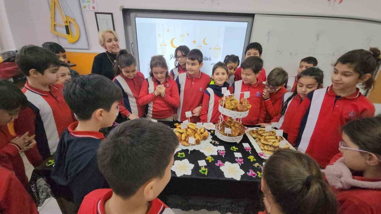 ESKİŞEHİR DUMLUPINAR İLKOKULU'NDA 4/D SINIFININ ÖĞRENCİLERİ, REGAİP KANDİLİ'Nİ ÖĞRETMENLERİ...