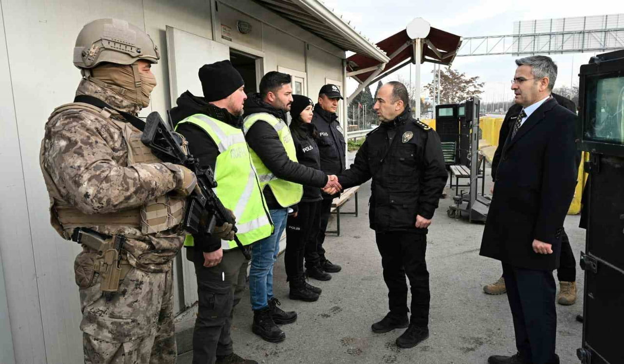 ESKİŞEHİR İL EMNİYET MÜDÜRÜ TOLGA YILMAZ, İL GENELİNDE ALINAN YILBAŞI TEDBİRLERİYLE İLGİLİ DENETİM...