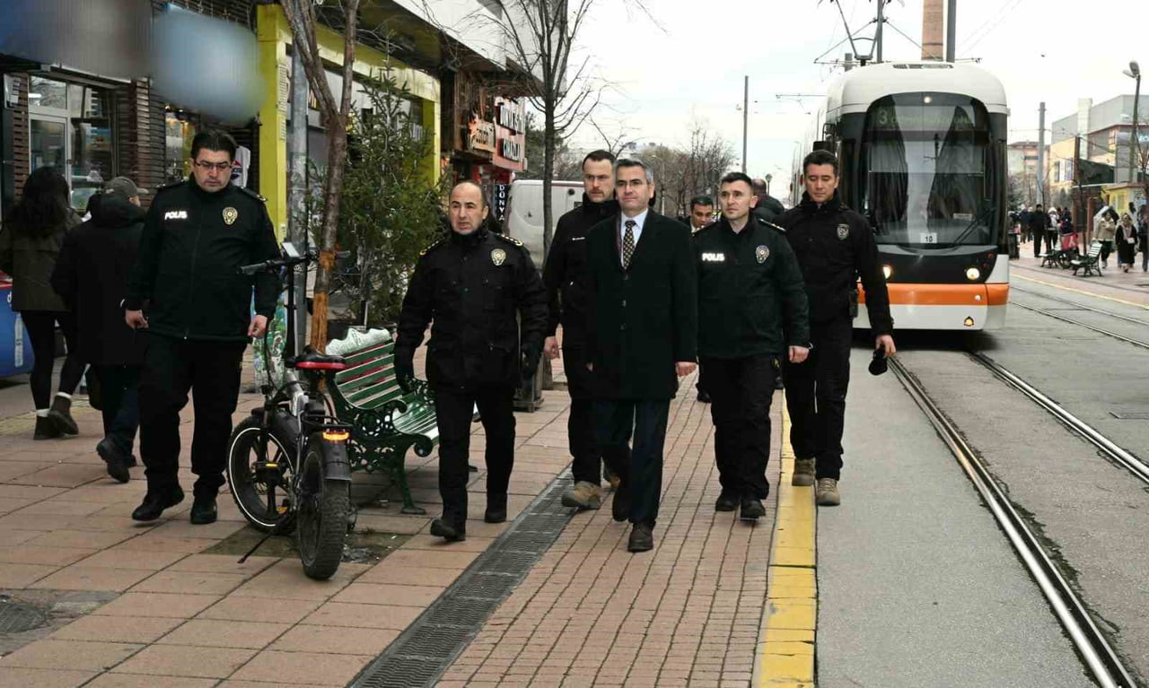 ESKİŞEHİR İL EMNİYET MÜDÜRÜ TOLGA YILMAZ, İL GENELİNDE ALINAN YILBAŞI TEDBİRLERİYLE İLGİLİ DENETİM...