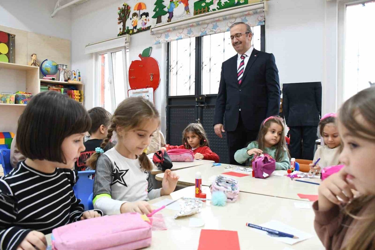 ESKİŞEHİR İL MİLLİ EĞİTİM MÜDÜRÜ SİNAN AYDIN, OKULDA YAPILAN ETKİNLİKLER VE ÇOCUKLARA SUNULAN...