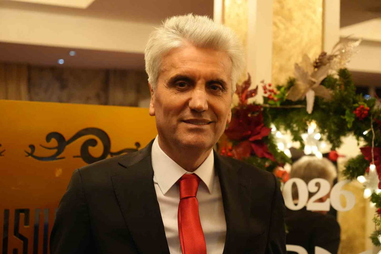 – ESTETİK VE PLASTİK CERRAHİ UZMANI PROF. DR. HAYATİ AKBAŞ, 2025 YILINDA EN ÇOK YÜZ GENÇLEŞTİRME...