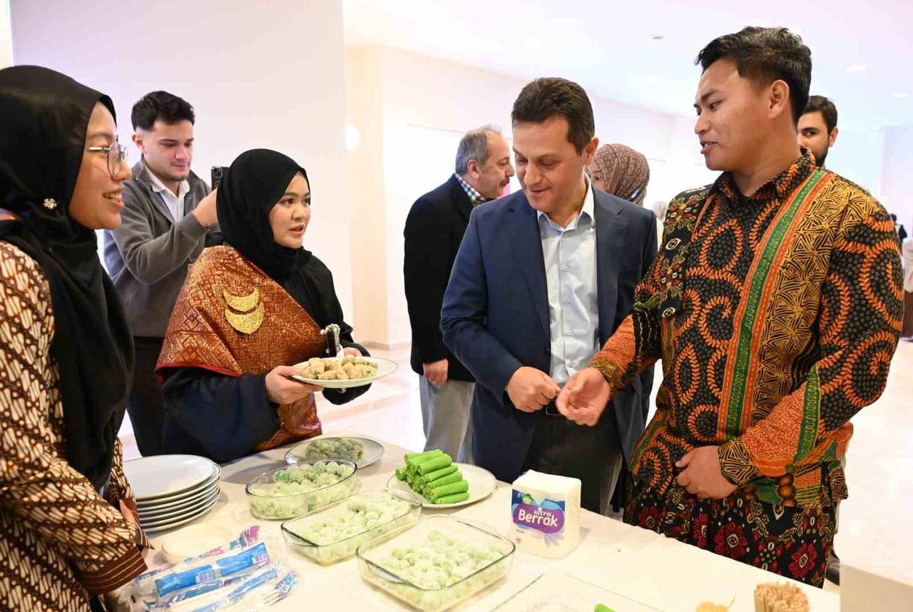 ETKİNLİK ALANINDA KURULAN YEMEK STANDINDA MİSAFİRLERE ENDONEZYA MUTFAĞINDAN YEMEK VE İÇECEK İKRAM...