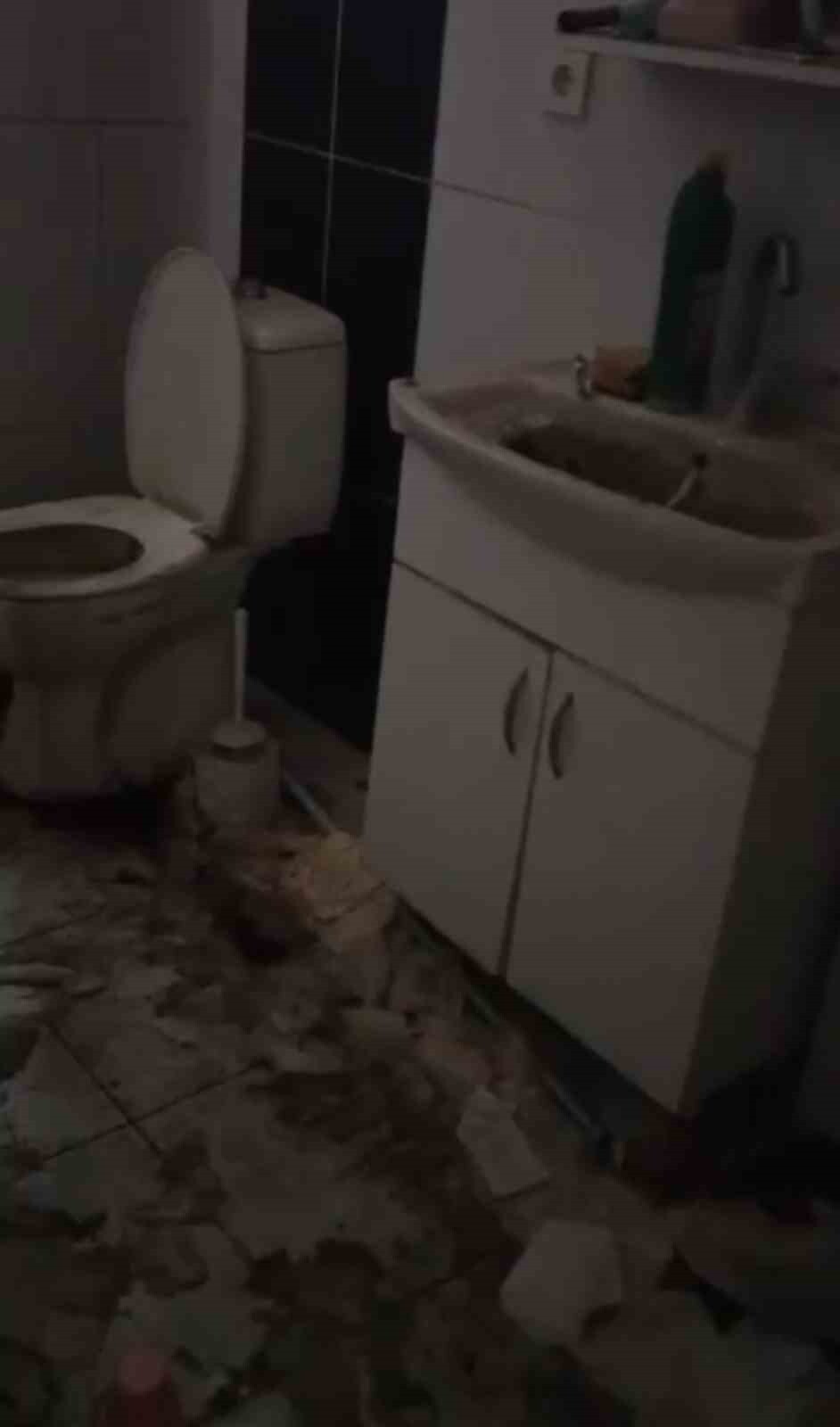 EVİN HER KÖŞESİNİN ÇÖP YIĞINLARIYLA DOLU OLDUĞUNU GÖREN VATANDAŞ O ANLARI CEP TELEFONU KAMERASIYLA...