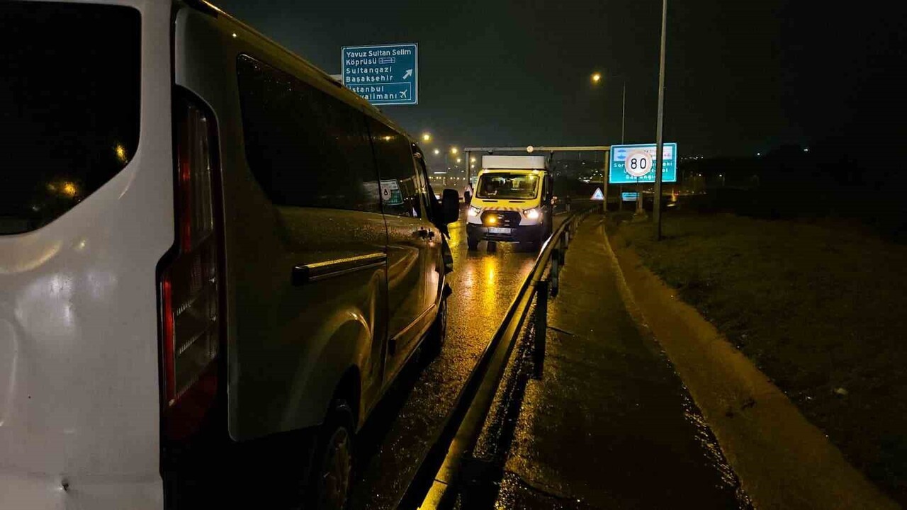 EYÜPSULTAN’DA 7 ARAÇ BİRBİRİNE GİRDİ: 2 YARALI