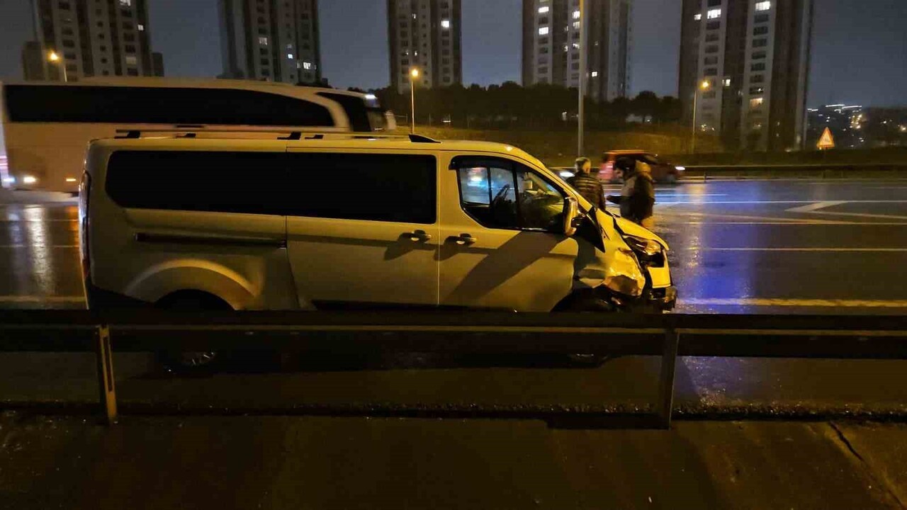 EYÜPSULTAN’DA 7 ARAÇ BİRBİRİNE GİRDİ: 2 YARALI