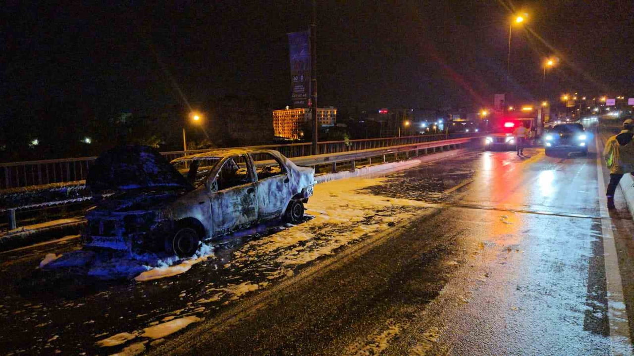 EYÜPSULTAN’DA YANAN OTOMOBİLİNİ ARKADAŞI FARK ETTİ, YARA ALMADAN KURTULDU