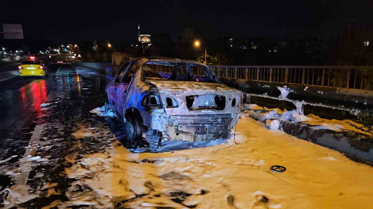 EYÜPSULTAN’DA YANAN OTOMOBİLİNİ ARKADAŞI FARK ETTİ, YARA ALMADAN KURTULDU