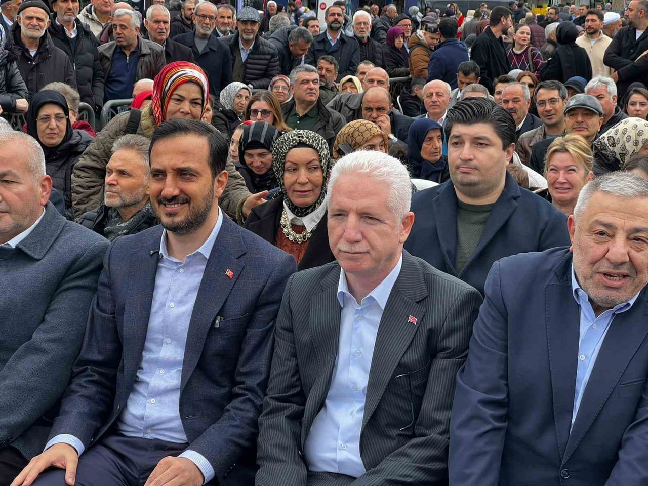 EYÜPSULTAN TRABZONLULAR DERNEĞİ TARAFINDAN ‘HAMSİ FESTİVALİ' DÜZENLEDİ. FESTİVALDE VATANDAŞLARA 1...