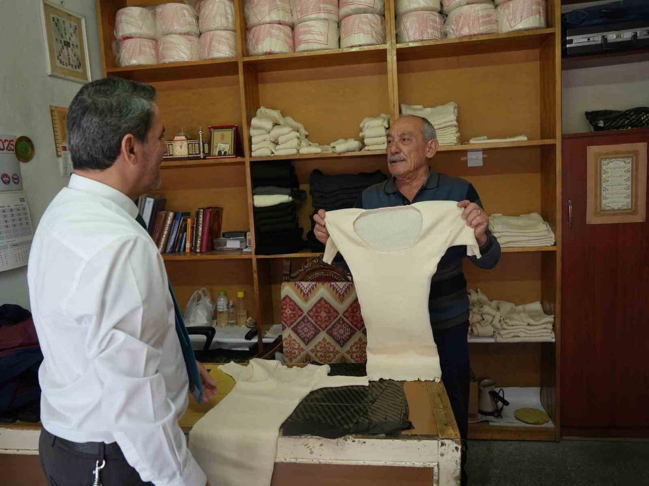 FANİLALARIN DESENLERİNİN ÖRME AŞAMASINDA VERİLDİĞİNİ ANLATAN ÖZEREN, ÜRÜNLERİN ATLET YA DA KOLLU...