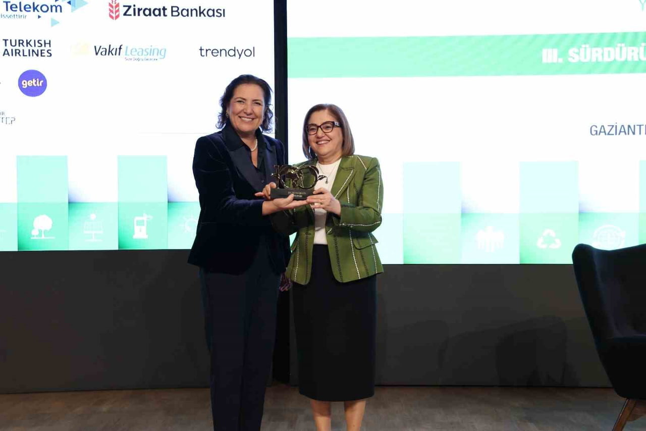 FATMA ŞAHİN'E ÖDÜL VERİLDİ