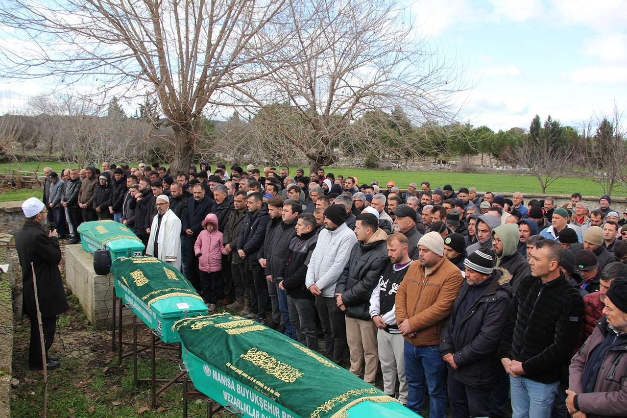 FECİ KAZADA YAŞAMINI YİTİREN BABA, OĞUL VE TORUN SON YOLCULUKLARINA UĞURLANDI