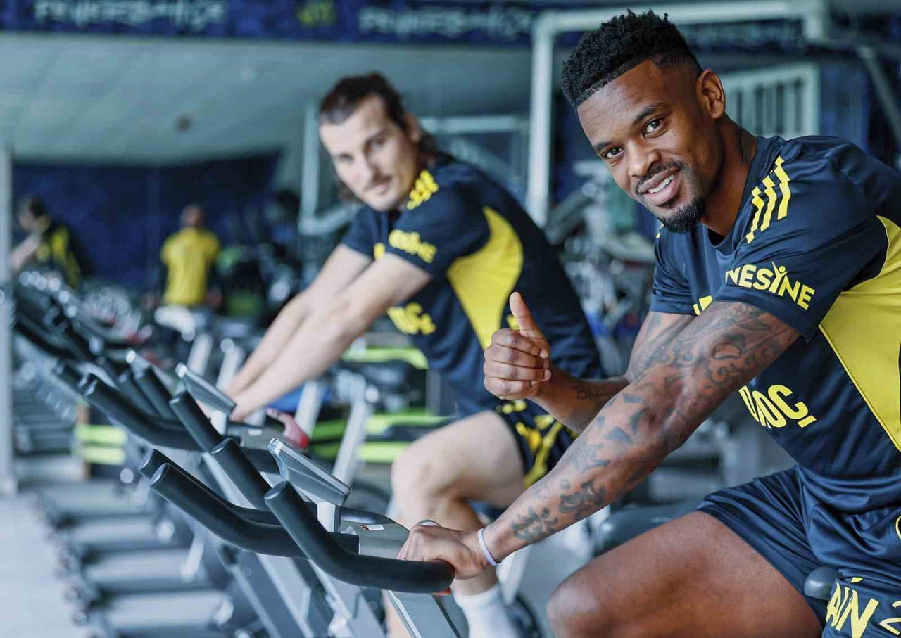 FENERBAHÇE'DE YAPILAN ANTRENMAN; SALONDA YAPILAN CORE HAREKETLERİYLE BAŞLADI, REJENERASYON...