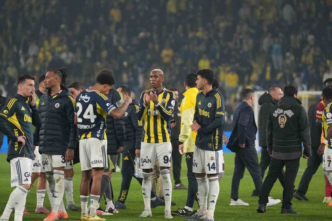 FENERBAHÇE, DERBİDE GALATASARAY İLE 1-1 BERABERE KALDI VE 5 MAÇLIK GALİBİYET SERİSİ SONA...