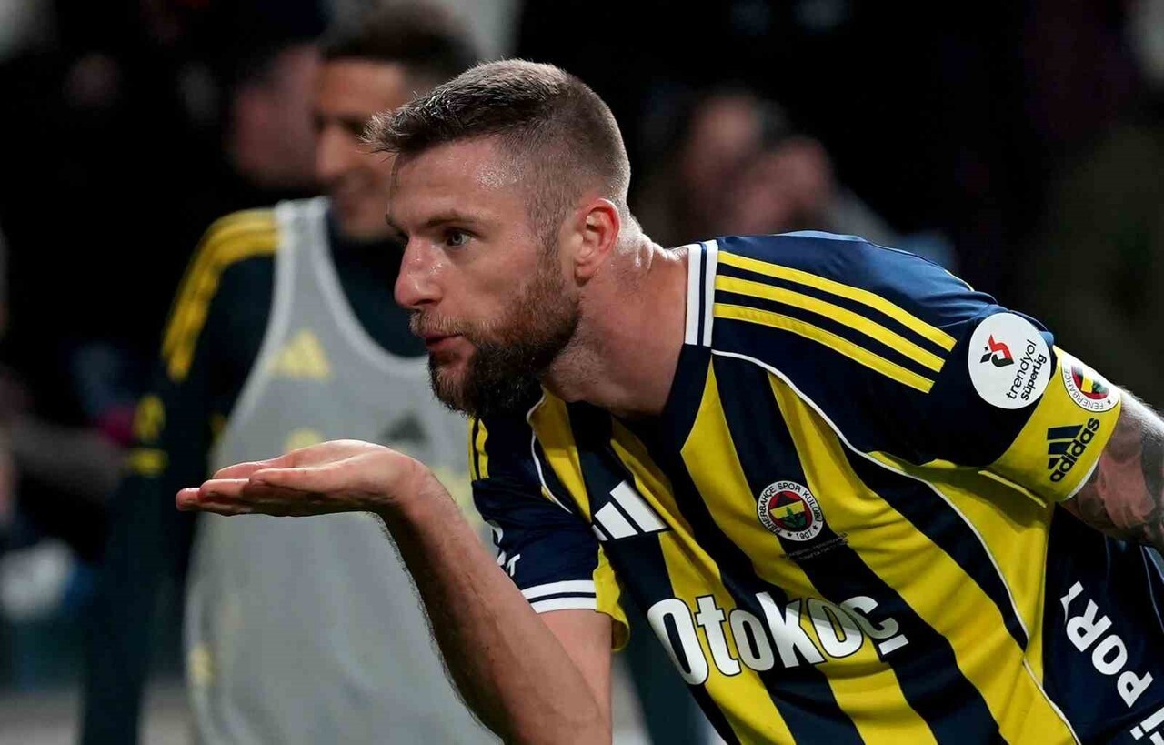 FENERBAHÇE KAPTANI MİLAN SKRİNİAR, BAŞAKŞEHİR MAÇINDA FİLELERİ HAVALANDIRARAK, BU SEZONKİ 2....