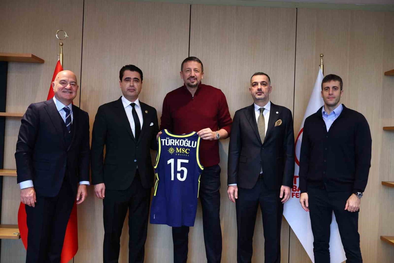 FENERBAHÇE SPOR KULÜBÜ YÖNETİM KURULU ÜYESİ BORA KAYA ZİYARETİN SONUNDA TÜRKOĞLU'NA 15 NUMARALI...