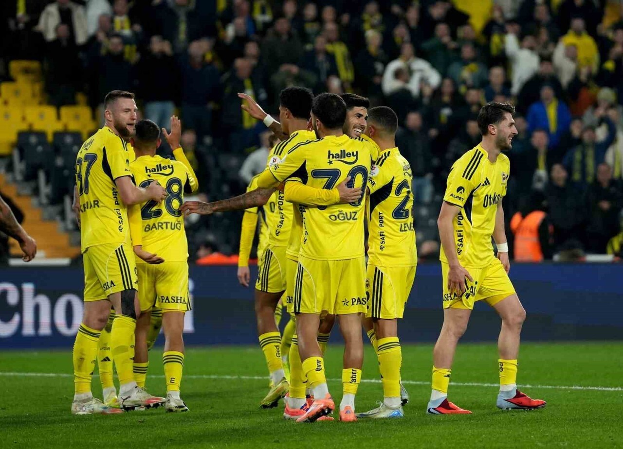 FENERBAHÇE, TRENDYOL SÜPER LİG’DE ÜST ÜSTE YAŞADIĞI BERABERLİKLERİN ARDINDAN KONYASPOR’U 4-0...