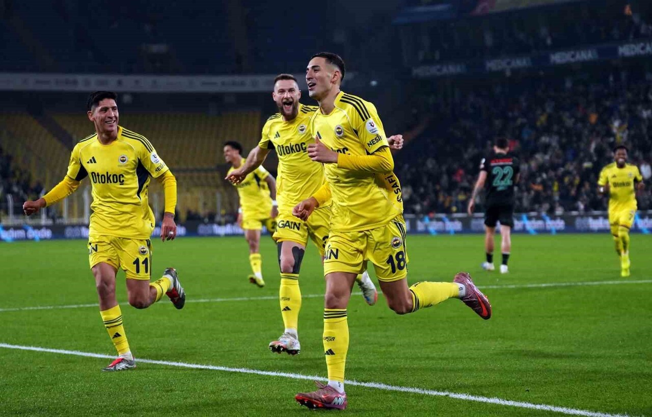FENERBAHÇELİ FUTBOLCU MERT MÜLDÜR, KONYASPOR MAÇINDA KAYDETTİĞİ GOLLE BU SEZON İLK GOL SEVİNCİNİ...