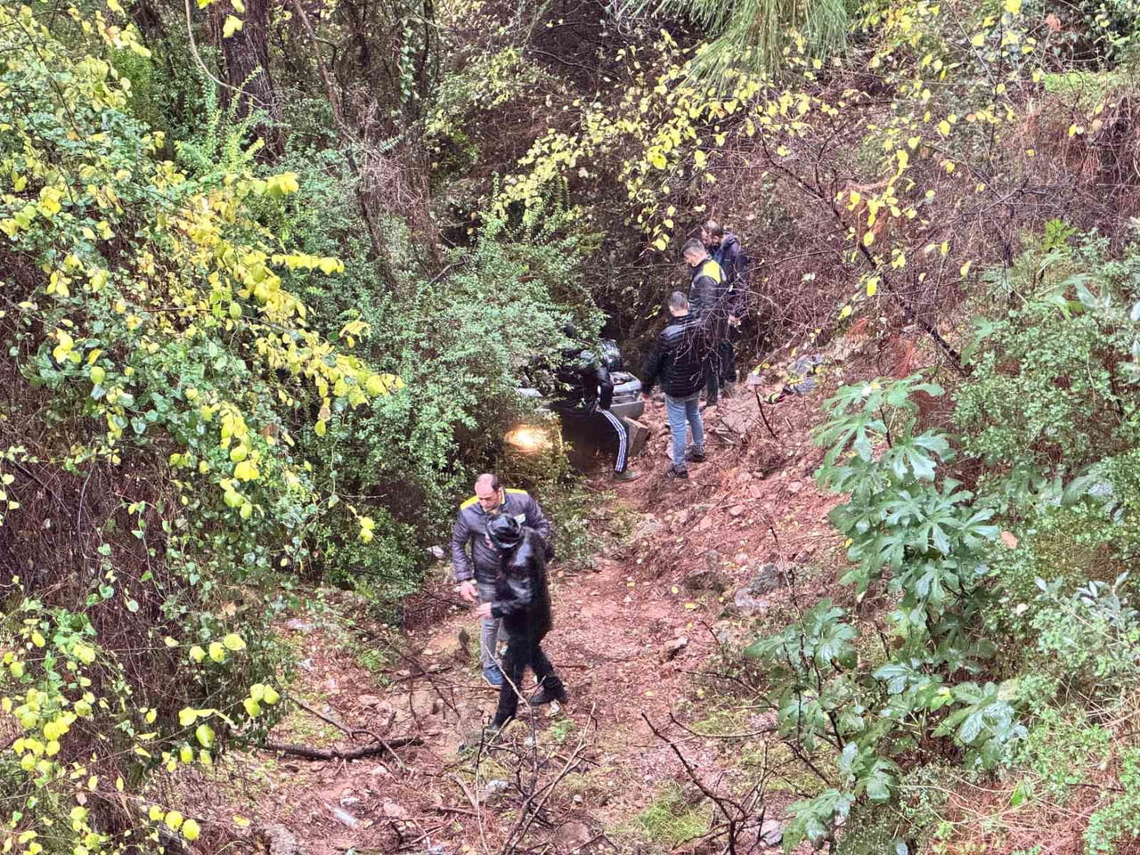 FETHİYE’DE OTOMOBİL UÇURUMA DÜŞTÜ