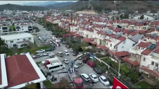 Fethiye’de sıra dışı düğün: Gelin ve damat cam vitrinde düğün salonuna getirilirken tırdan vinçle...