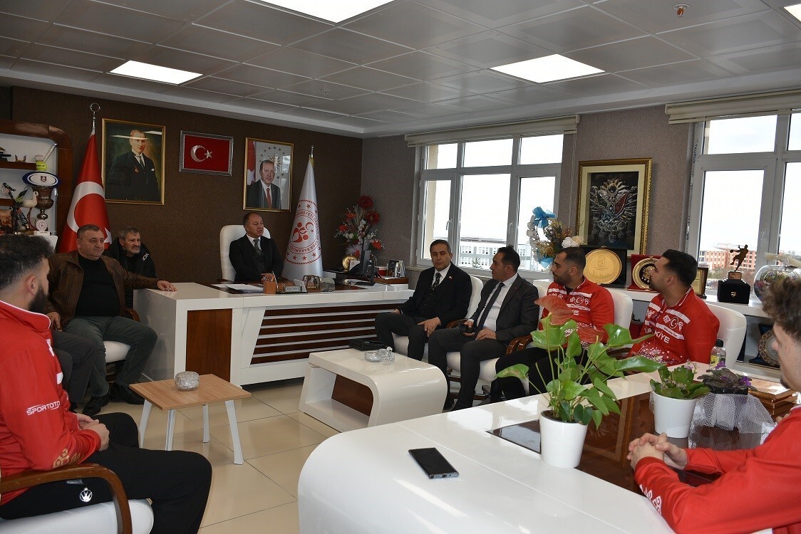 FİNLANDİYA’DA YAPILAN AVRUPA CURLİNG ŞAMPİYONASINDA B KLASMANINDA AVRUPA ÜÇÜNCÜSÜ OLAN A MİLLİ...