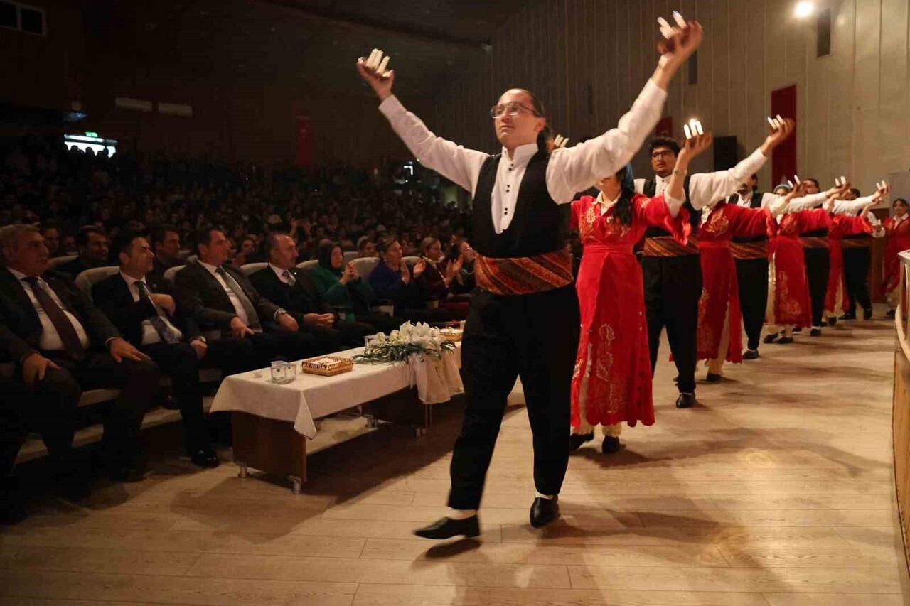 FIRAT ÜNİVERSİTESİ ATATÜRK KÜLTÜR MERKEZİ’NDE DÜZENLENEN VETAKORT’UN MÜZİK VE HALK OYUNLARI...