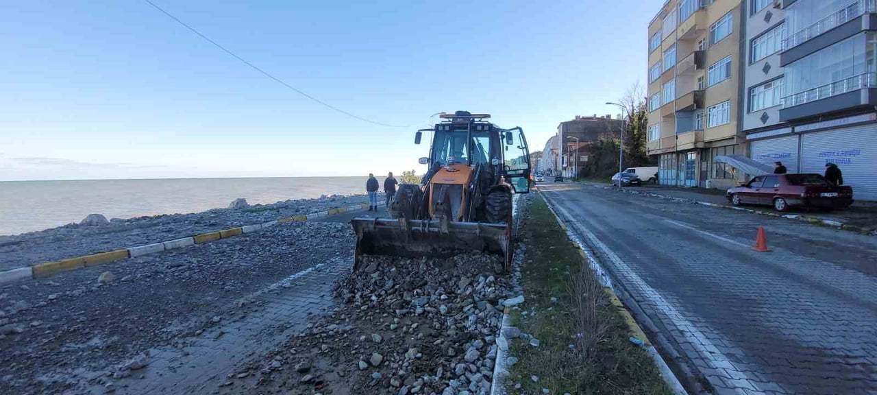 FIRTINANIN DURMASININ ARDINDAN BELEDİYE EKİPLERİ TEMİZLİK VE ONARIM ÇALIŞMASI BAŞLATTI.